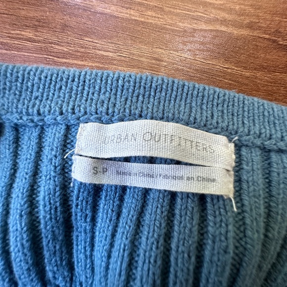 Blue knit crop top for fall transition from urban outfitters UO - Picture 2 of 3